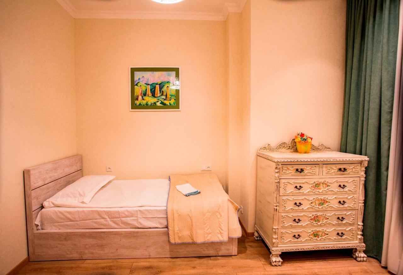Yellow Apartment In Avlabari ティビリシ エクステリア 写真