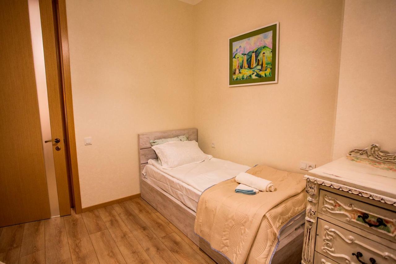 Yellow Apartment In Avlabari ティビリシ エクステリア 写真