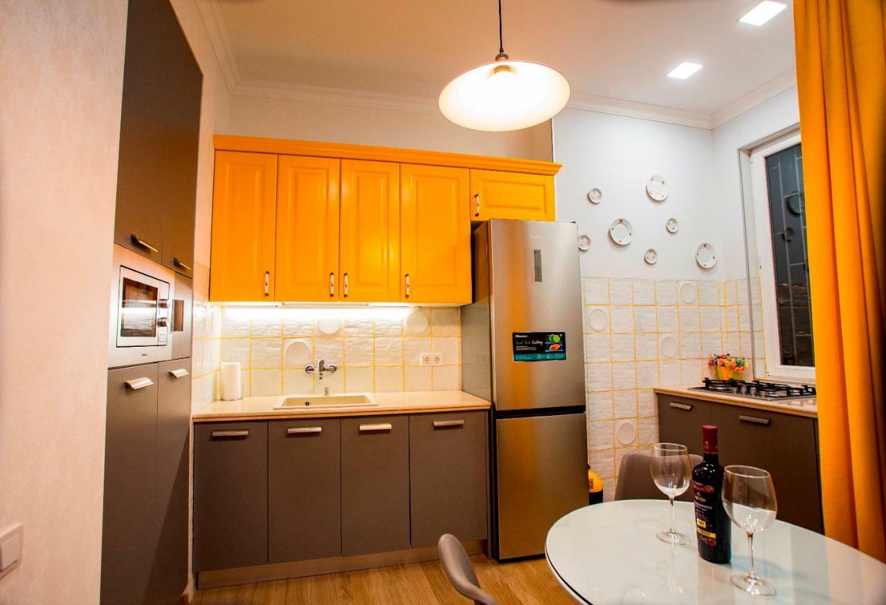 Yellow Apartment In Avlabari ティビリシ エクステリア 写真