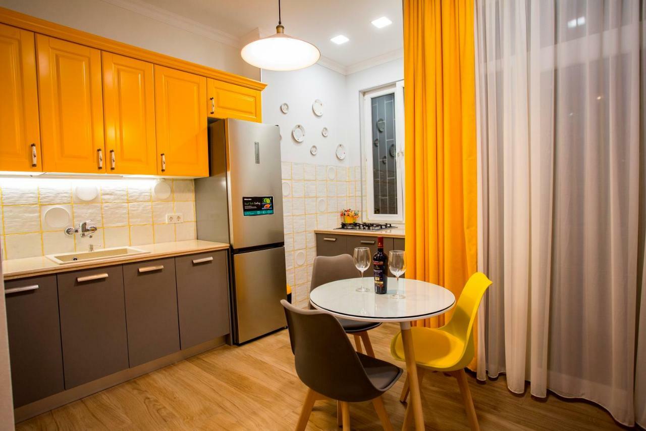Yellow Apartment In Avlabari ティビリシ エクステリア 写真